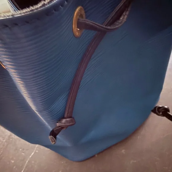 SUNDAY PRICE DROP! Louis Vuitton Blue Epi Leather Drawstring Hobo Bag - Picture 9 of 12